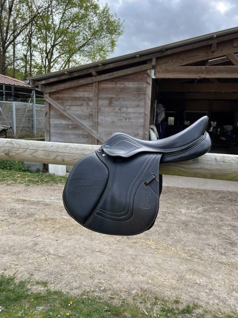 Sella da salto ostacoli Ikonic  17.5" - 2020