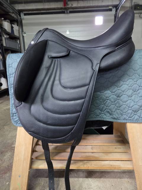 Sella da dressage Devoucoux  17" - 2025