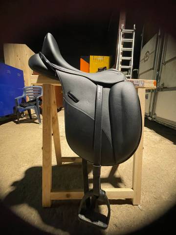 Sella da dressage Norton  16.5" - 2023