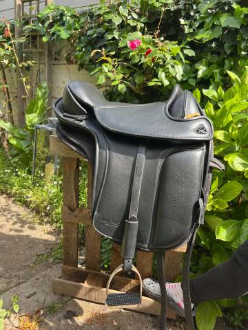 Sella da dressage Barefoot   17" - 2024
