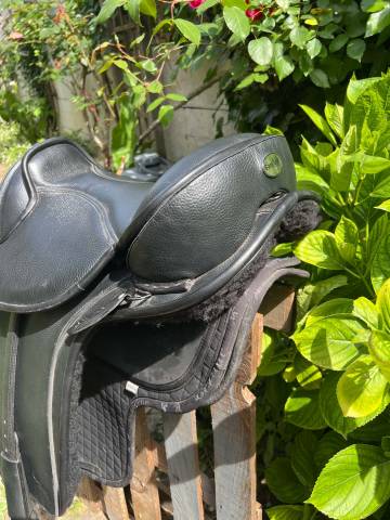 Sella da dressage Barefoot   17" - 2024