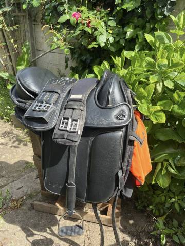 Sella da dressage Barefoot   17" - 2024