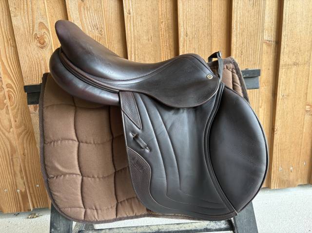Sella da salto ostacoli CWD  17.5" - 2018