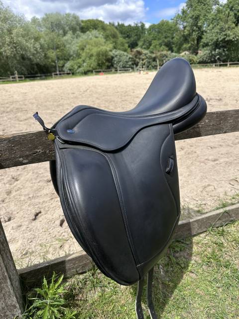 Sella da dressage Ikonic  17.5" - 2023