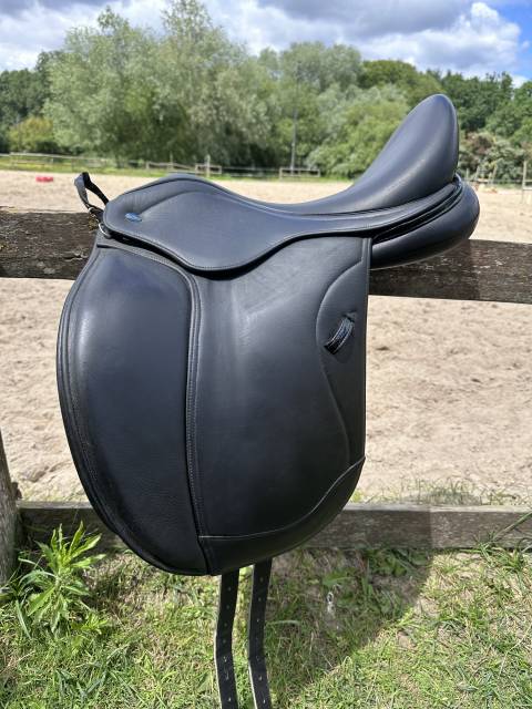 Sella da dressage Ikonic  17.5" - 2023