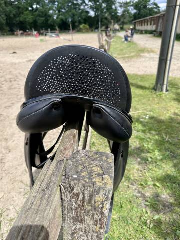 Sella da dressage Ikonic  17.5" - 2023