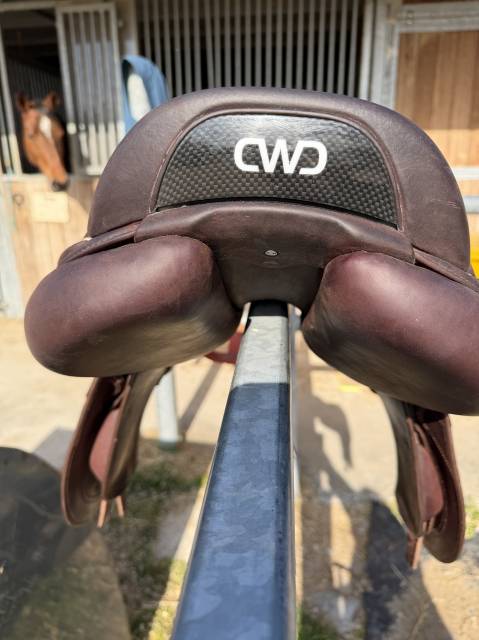 Altra sella CWD 2GS SE31 = si&egrave;ge semi-creux 17" - 2025