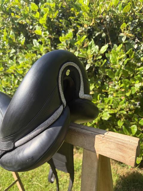 Sella da dressage Devoucoux  17" - 2023