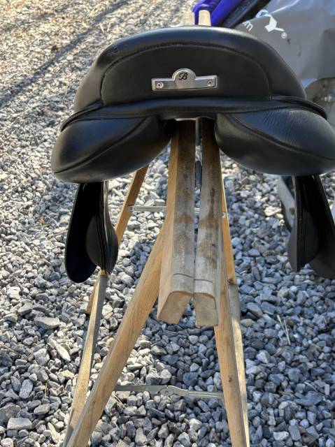 Sella da salto ostacoli Bates  17.5" - 2020