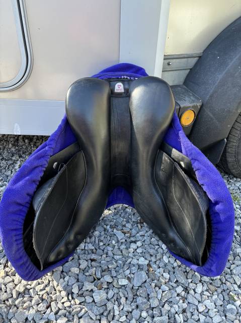 Sella da salto ostacoli Bates  17.5" - 2020