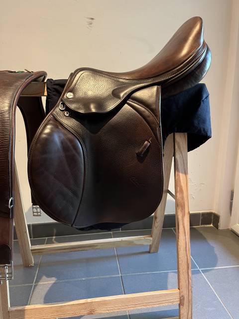 Sella da salto ostacoli Prestige Italia Meredith  17" - 2013