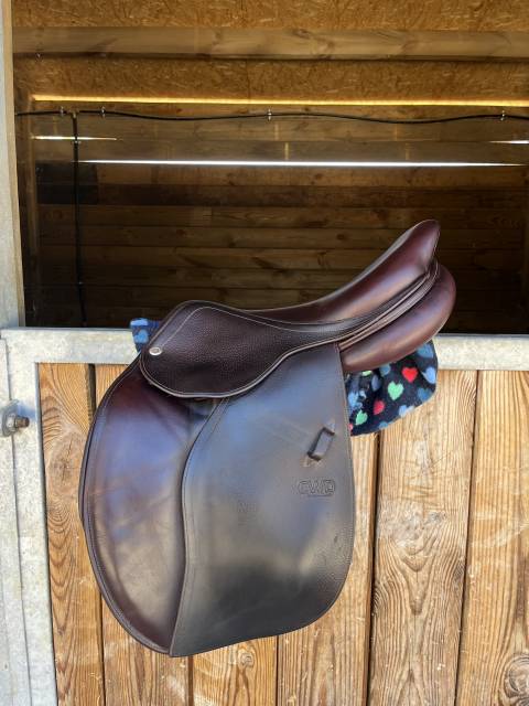 Sella da salto ostacoli CWD  17" - 2015