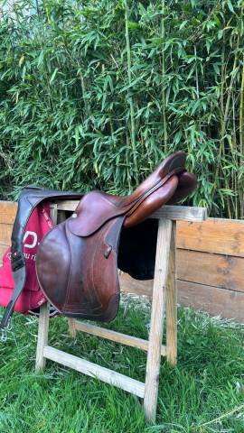 Sella da salto ostacoli CWD  17.5" - 2024