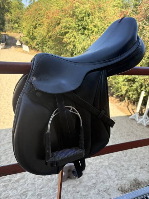 Sella da salto ostacoli Equipe EK26 17.5" - 2014