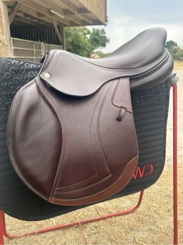 Sella da salto ostacoli CWD  17.5" - 2026