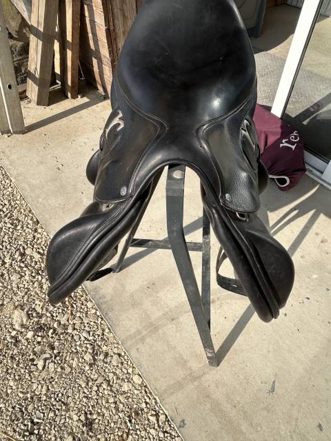 Sella da salto ostacoli Rebelle  16.5" - 2019