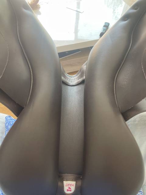Sella mista Bates  17" - 2025