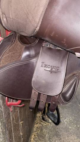 Sella da salto ostacoli Ikonic Light jumping  17.5" - 2022