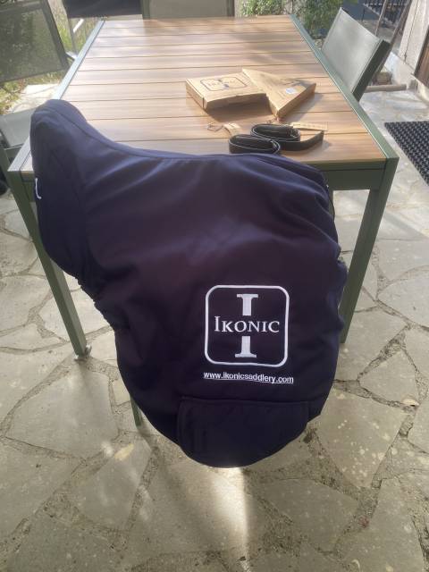 Sella da dressage Ikonic DHY01  16.5" - 2026