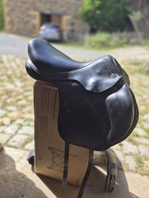Sella da salto ostacoli Prestige Italia  17.5" - 2015
