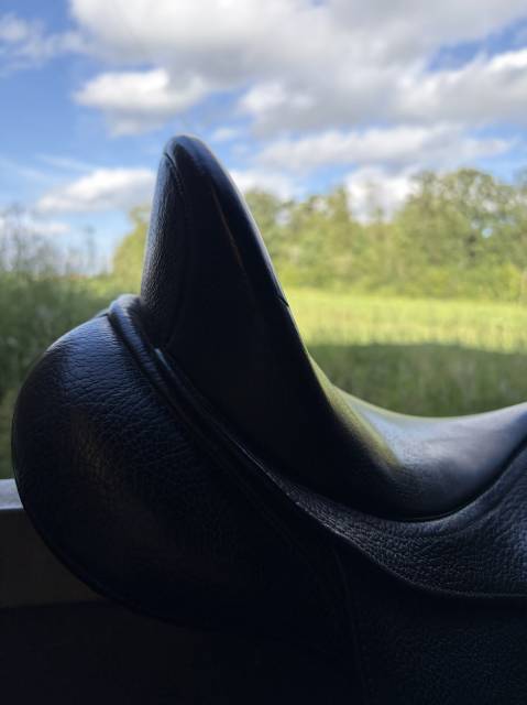 Sella da dressage Bates  17" - 2026