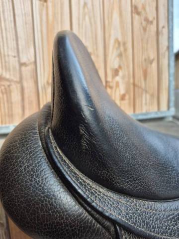 Sella da dressage Bates  17" - 2026