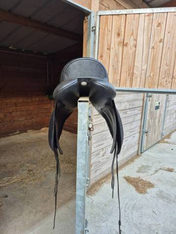 Sella da dressage Bates  17" - 2026