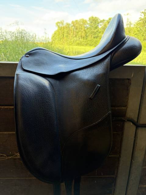 Sella da dressage Bates  17" - 2026