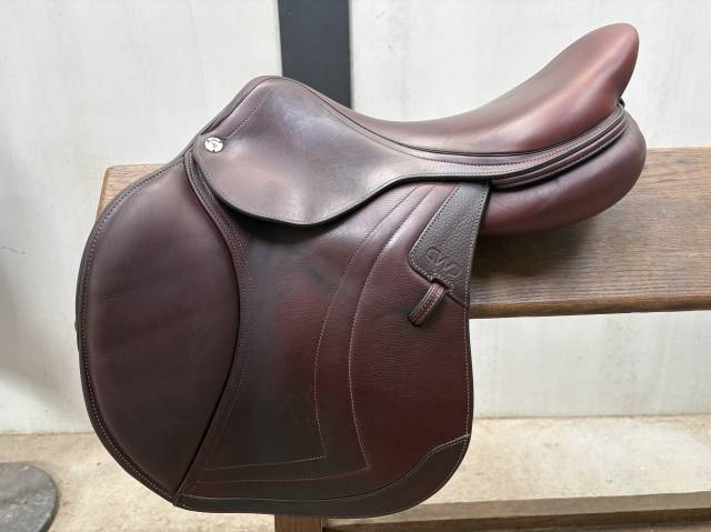 Sella da salto ostacoli CWD  17.5" - 2024