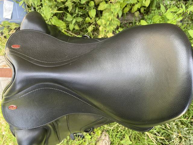 Sella da dressage KENT & MASTERS Comp&eacute;tition s&eacute;rie 17" - 2024