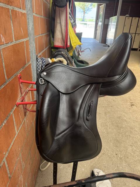 Sella da dressage Aviar  17.5" - 2025
