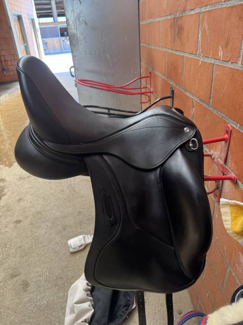Sella da dressage Aviar  17.5" - 2025