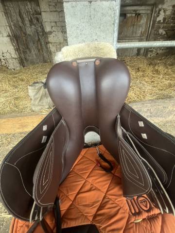 Sella da salto ostacoli Ikonic  16.5" - 2022
