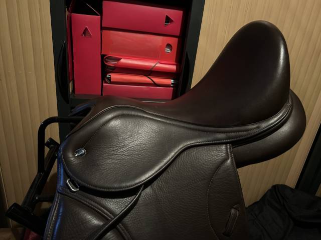 Sella da dressage Ikonic  17" - 2022