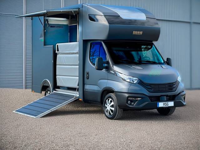 Van per Cavalli Iveco IVECO DAILY 35-210 HI-MATIC MSG STALLION LIGHT 2026 Nuovo