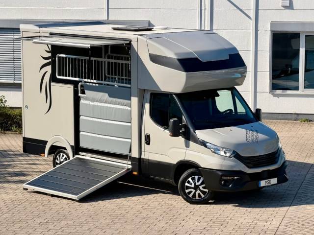 Van per Cavalli Iveco IVECO DAILY 35-210 HI-MATIC MSG STALLION LIGHT 2026 Nuovo