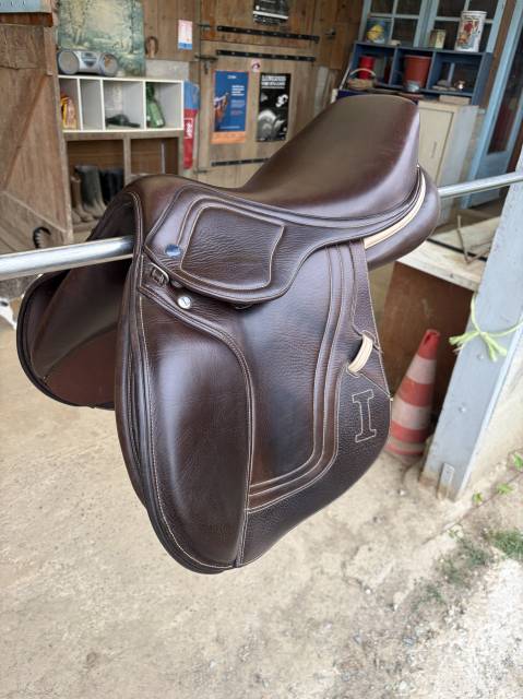 Sella da salto ostacoli Ikonic  16.5" - 2022