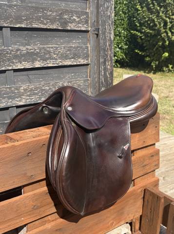 Sella da salto ostacoli Equipe  17.5" - 2023