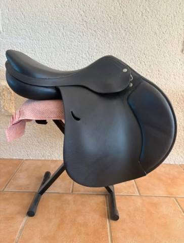 Sella da salto ostacoli Equipe  17" - 2018