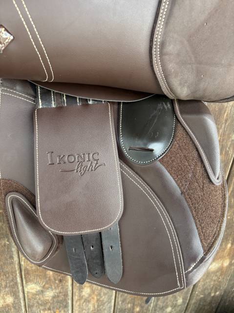 Sella mista Ikonic  16.5" - 2026