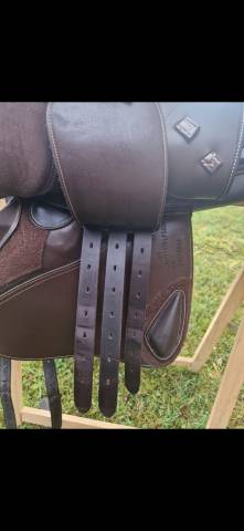 Sella da salto ostacoli Ikonic Light 17" - 2025