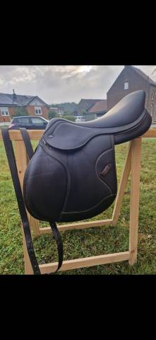 Sella da salto ostacoli Ikonic Light 17" - 2025