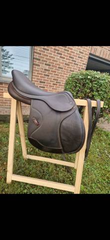 Sella da salto ostacoli Ikonic Light 17" - 2025