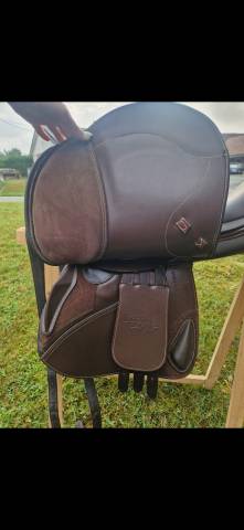 Sella da salto ostacoli Ikonic Light 17" - 2025