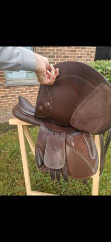 Sella da salto ostacoli Ikonic Light 17" - 2025