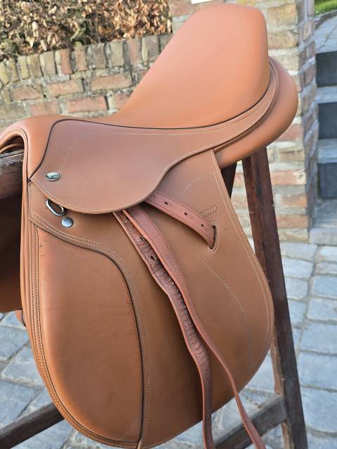 Sella da salto ostacoli Ikonic  17.5" - 2022
