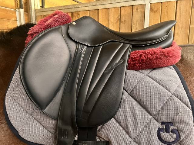 Sella da salto ostacoli Butet  17.5" - 2024