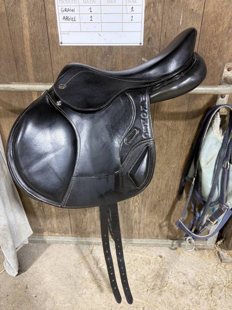Sella da salto ostacoli Ikonic  16.5" - 2023