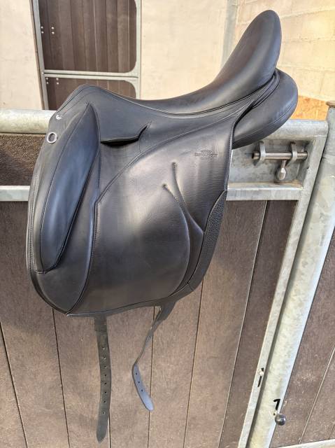 Sella da dressage Devoucoux  17.5" - 2025