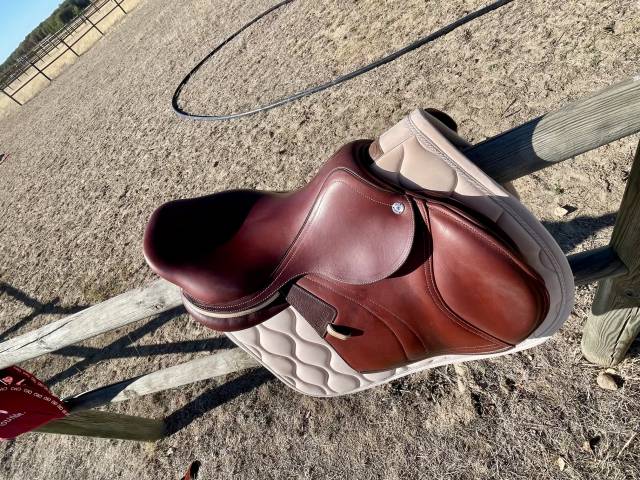 Sella da salto ostacoli CWD  17.5" - 2024